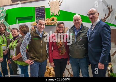 Der Brandenburger Ministerpräsident Dr. Dietmar Woidke rechts und die Brandenburger Landwirtschaftsministerin Hanka Mittelstädt Bildmitte am Stand des Landesjagdverbandes Brandenburg auf der 89. Internationale Grüne Woche auf dem Gelände der Messe Berlin in Berlin-Charlottenburg. *** Dr. Dietmar Woidke, Ministerpräsident Brandenburgs rechts, und Hanka Mittelstädt, Landwirtschaftsministerin Brandenburg, Zentrum, am Stand des Brandenburgischen Landesjagdvereins auf der 89. Internationalen Grünen Woche im Berliner Messezentrum Charlottenburg Stockfoto