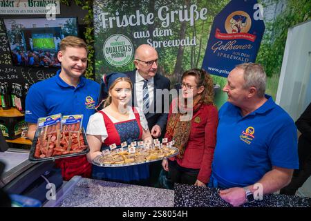 Der Brandenburger Ministerpräsident Dr. Dietmar Woidke und die Brandenburger Landwirtschaftsministerin Hanka Mittelstädt am Stand der Golßener Fleischerei aus dem Spreewald auf der 89. Internationale Grüne Woche auf dem Gelände der Messe Berlin in Berlin-Charlottenburg. *** Dr. Dietmar Woidke, Ministerpräsident Brandenburgs, und Hanka Mittelstädt, brandenburgische Landwirtschaftsministerin, am Stand der Golßener Fleischerei aus dem Spreewald auf der 89. Internationalen Grünen Woche im Berliner Messegelände Charlottenburg Stockfoto