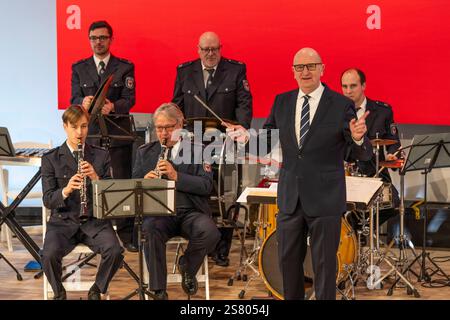 Der Brandenburger Ministerpräsident Dr. Dietmar Woidke dirigiert das Landespolizeiorchester Brandenburg bei der Eröffnung des Brandenburg-Tages auf der 89. Internationale Grüne Woche auf dem Gelände der Messe Berlin in Berlin-Charlottenburg. Das Orchester spielt die Brandenburg-Hymne Märkische Heide. *** Brandenburgs Ministerpräsident Dr. Dietmar Woidke dirigiert das Brandenburger Staatspolizeiorchester bei der Eröffnung des Brandenburger Tages auf der 89. Internationalen Grünen Woche auf dem Berliner Messegelände in Charlottenburg spielt das Orchester die Brandenburger Hymne Märkische Heide Stockfoto