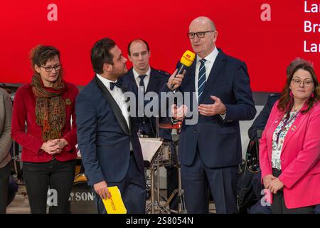 Der Brandenburger Ministerpräsident Dr. Dietmar Woidke und die Brandenburger Landwirtschaftsministerin Hanka Mittelstädt 8links und die Vorsitzende des Brandenburger Landfrauenverband e.V. rechts bei der Eröffnung des Brandenburg-Tages in der Brandenburg-Halle auf der 89. Internationale Grüne Woche auf dem Gelände der Messe Berlin in Berlin-Charlottenburg. *** Der brandenburgische Ministerpräsident Dr. Dietmar Woidke und die brandenburgische Landwirtschaftsministerin Hanka Mittelstädt 8links und die Vorsitzende des Brandenburger Landfrauenverbandes e V rechts zur Eröffnung des Brandenburger Tages in der Stockfoto
