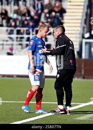 Åtvidabergs FF Kristian Bergström und Trainer Roar Hansen während des Fußballspiels zwischen Åtvidabergs FF gegen Falkenbergs FF, Allsvenskan, Kopparvallen Arena, Åtvidaberg, Schweden. Stockfoto
