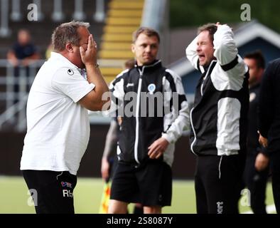 Von links Åtvidabergs FF Trainer Roar Hansen während des Fußballspiels zwischen Åtvidabergs FF gegen Frej Täby, Superettan, Kopparvallen, Åtvidaberg, Schweden. Stockfoto