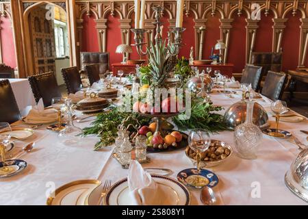 Intorior der Kentwell Hall. Speisesaal mit Tisch zum Abendessen. Suffolk England Großbritannien. Dezember 2024 Stockfoto