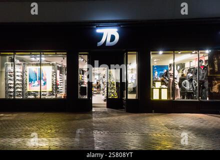 JD-Einzelhandelsgeschäft beleuchtet in High Town Hereford England Großbritannien. Dezember 2024 Stockfoto