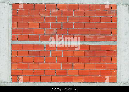 Gebäudewand aus Betonrahmen und Tonklötzen als Hintergrund Stockfoto