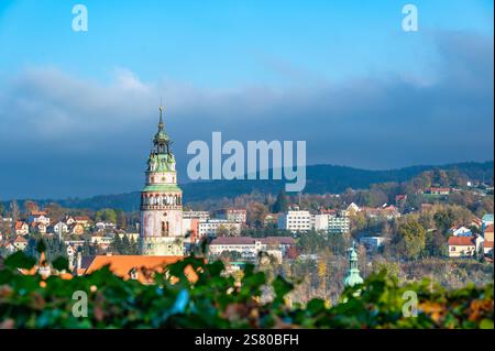 Panoramablick auf Cesky Krumlov, mit dem historischen Burgturm und der Kirche St. Johannes von Nepomuk. Der Charme der mittelalterlichen Stadt ist wunderschön Stockfoto