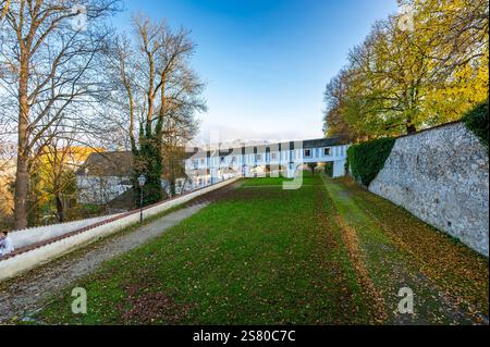 Überdachte Brücke vom Schloss Cesky Krumlov, die in den Park führt und über eine enge Gasse bogenförmig verläuft. Das historische Gebäude verleiht dem Frieden einen Hauch von Charme Stockfoto