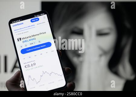 Brüssel, Belgien Januar 2025. Der Preis der Melania Meme Münze wird auf einem Mobiltelefon mit der offiziellen Melania Meme Website angezeigt, die in dieser Fotoabbildung zu sehen ist. Aufgenommen in Brüssel, Belgien, am 20. Januar 2025. (Jonathan Raa/SIPA USA) *** ausschließlich für redaktionelle Nachrichten *** Credit: SIPA USA/Alamy Live News Stockfoto