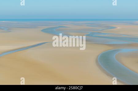Blick vom Mont Saint-Michel zum Meer, bei Ebbe, Normandie, Frankreich Stockfoto