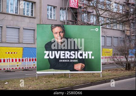 18.01.2025, Berlin, Deutschland, Europa -Billboard mit Wahlplakat der Partei Allianz 90 die Grünen zeigt ein Porträt von Robert Habeck. Stockfoto