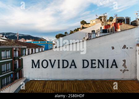 Denia, Spanien - 5. Dezember 2024: Historische Stadt Denia in Alicante bei Sonnenaufgang Stockfoto