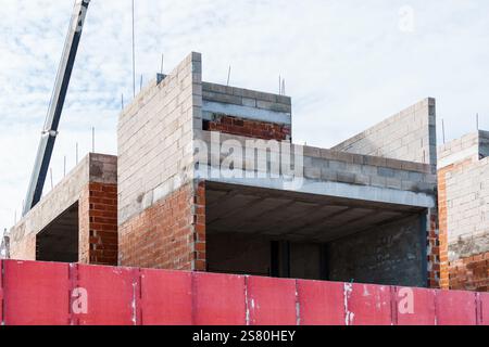 Oliva, Spanien - 5. Dezember 2024: Luxusvillen im Bau an der Küste von Valencia Stockfoto