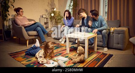 Vierköpfige Familie, einschließlich Eltern, Teenager und Mädchen im schulpflichtigen Alter, Besuch Psychologin, Erhaltung einer gesunden Umgebung für das Wachstum der Kinder und Stockfoto