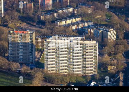 Luftaufnahme, die Weißen Riesen Hochhäuser Wohnpark Hochheide, Hochhaussiedlung, Renovierung mit Gerüst an der Hausfassade, Fenster und b Stockfoto
