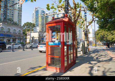 Shanghai, China. Januar 2025. Eine Telefonzelle auf einem Bürgersteig im Stadtzentrum Stockfoto