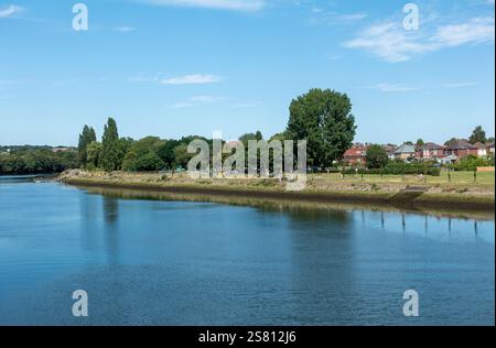 Besucher genießen einen gemütlichen Spaziergang am Ufer des Itchen im Riverside Park in Southampton, England, Großbritannien Stockfoto