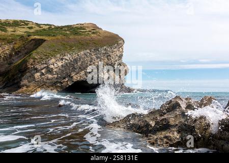 Wellen brechen gegen die felsige Küste der Pondfield Cove in Worbarrow Bay, Isle of Purbeck, Dorset, England, Großbritannien Stockfoto