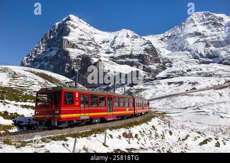 Sonniger Wintertag, der Zug zwischen Jungfraujoch (Top of Europe) und kleine Scheidegg auf dem verschneiten Hang mit dem Eiger im Hintergrund, in Berner ob Stockfoto