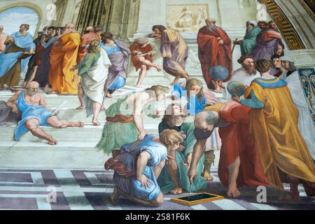 Schule von Athen, Renaissance-Gemälde von Raffael in Stanze di Raffaello, Vatikanmuseum, Italien. Aristoteles und Platon unter anderen Philosophen Stockfoto
