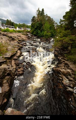 Wasserfälle von Dochart aus Sicht der Bridge of Dochartholiday Base im Dorf Killin an einem bewölkten Tag, Perthshire, Schottland, Großbritannien Stockfoto