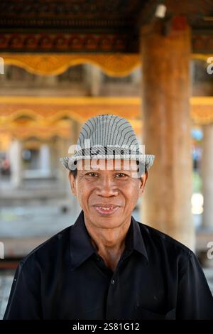 Porträt eines indonesischen Mannes in Kete Kesu, Sulawesi, Tana Toraja, Indonesien. Stockfoto
