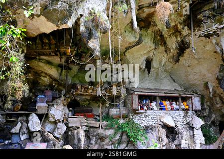 Hölzerne Beerdigungsbilder (Tau Tau) an den Klippenthomben von Lemo, Tana Toraja, Süd-Sulawesi, Indonesien. Stockfoto