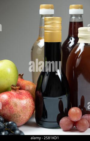 Verschiedene Essigsorten. Balsamico-, Granatapfel- und Apfelessig in Flaschen Stockfoto