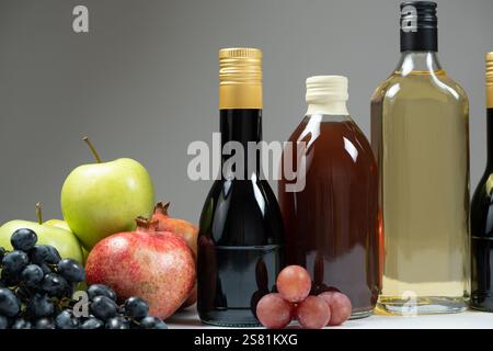 Verschiedene Arten von Essig, Balsamico, Granatapfel und Apfelessig in Flaschen Stockfoto
