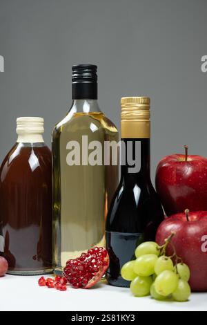 Verschiedene Essigsorten. Granatapfel-, Apfel- und Balsamico-Essig in Flaschen Stockfoto