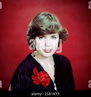 Die deutsche Schlagersängerin Monika Herz im Porträt bei einem Fotoshooting mit Fotograf Tassilo Leher, DDR um 1972. Stockfoto