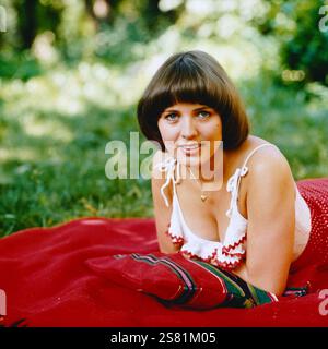 Die deutsche Schlagersängerin Monika Herz im Porträt bei einem Fotoshooting mit Fotograf Tassilo Leher, DDR um 1972. Stockfoto