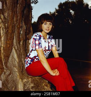 Die deutsche Schlagersängerin Monika Herz im Porträt bei einem Fotoshooting mit Fotograf Tassilo Leher, DDR um 1972. Stockfoto