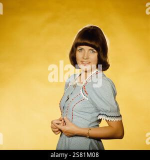 Die deutsche Schlagersängerin Monika Herz im Porträt bei einem Fotoshooting mit Fotograf Tassilo Leher, DDR um 1972. Stockfoto