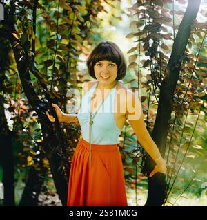 Die deutsche Schlagersängerin Monika Herz im Porträt bei einem Fotoshooting mit Fotograf Tassilo Leher, DDR um 1972. Stockfoto