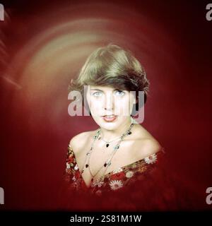 Die deutsche Schlagersängerin Monika Herz im Porträt bei einem Fotoshooting mit Fotograf Tassilo Leher, DDR um 1972. Stockfoto