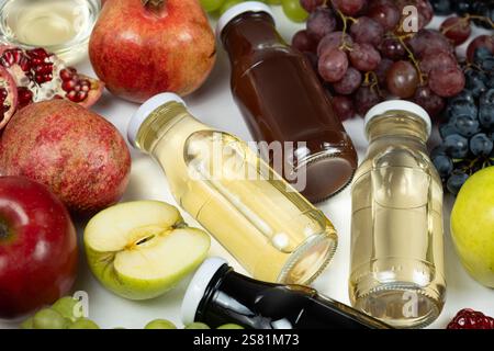 Verschiedene Arten von Essig Balsamico, Apfel, Wein und Granatapfel in Glasflaschen Stockfoto