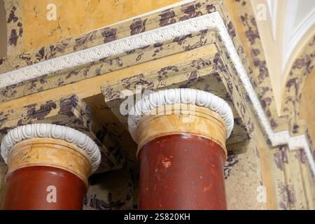 Steinsäulen mit Steinkapitellen befinden sich unter der Decke, Hintergrundfoto der klassischen Architektur Stockfoto