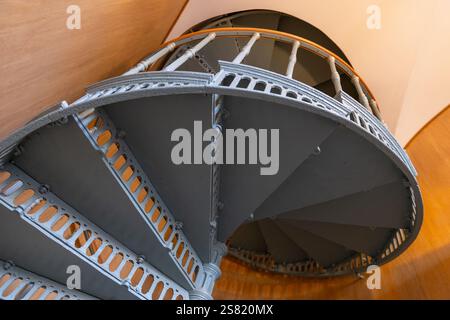 Unteransicht einer Wendeltreppe aus Gusseisen in Grau gemalt, klassische Architektur, vertikaler Fototapete Stockfoto