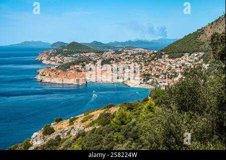 Dubrovnik Kroatien Landschaft mit Altstadt entlang der Küste. Stockfoto