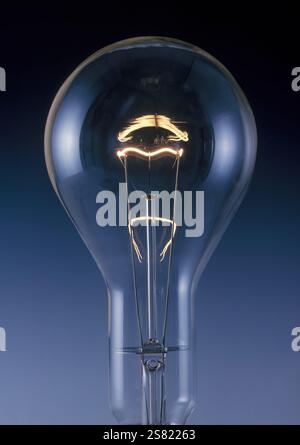 Glühlampe mit glühendem Wolframfaden. Stockfoto