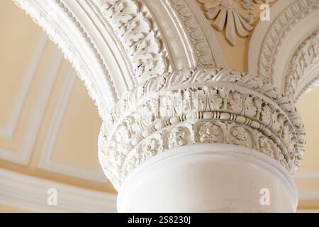 Klassisches Portikusfragment mit verzierter Säulenspitze. Beispiel für antike Architektur Stockfoto