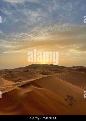 Wunderschöne Landschaft der Erg chebbi Wüste mit roten Sanddünen bei Sonnenuntergang, Marokko Stockfoto