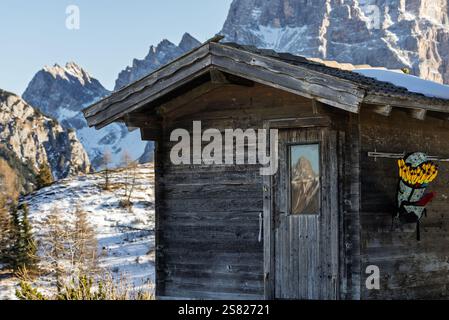 Santa Fosca Civetta Resort. Panoramablick auf die Dolomiten im Winter, Italien. Skigebiet in den Dolomiten, Alpen in Italien. Luftaufnahme der Drohne von S Stockfoto