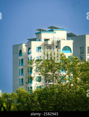 Ein majestätisches Gebäude in der Skyline von Dhaka unter einem atemberaubenden Himmel, das die perfekte Mischung aus moderner Architektur und lebendiger urbaner Atmosphäre bietet. Stockfoto