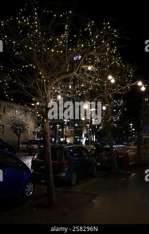 Bild von Silvester Straßenbaumbeleuchtung auf einer Straße in Gdynia bei Nacht Stockfoto