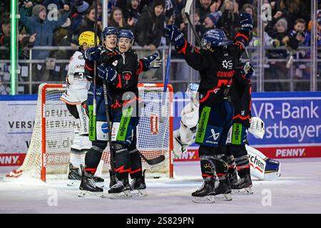 Die Straubinger bejubeln mit Joshua Samanski (Straubing Tigers, #8) dessen spaetes Tor zum 2:2 - Ausgleich. GER, Straubing Tigers vs. Loewen Frankfurt, Eishockey, DEL, 38. Spieltag, Saison 2024/2025, 19.01.2025. Foto: Eibner-Pressefoto/Heike Feiner. Stockfoto