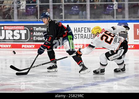 Kampf um den Puck / Zweikampf zwischen Joshua Samanski (Straubing Tigers, #8) und Dennis Lobach (Loewen Frankfurt, #26). GER, Straubing Tigers vs. Loewen Frankfurt, Eishockey, DEL, 38. Spieltag, Saison 2024/2025, 19.01.2025. Foto: Eibner-Pressefoto/Heike Feiner. Stockfoto