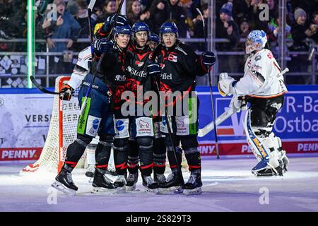 Die Straubinger bejubeln mit Joshua Samanski (Straubing Tigers, #8) dessen spaetes Tor zum 2:2 - Ausgleich. GER, Straubing Tigers vs. Loewen Frankfurt, Eishockey, DEL, 38. Spieltag, Saison 2024/2025, 19.01.2025. Foto: Eibner-Pressefoto/Heike Feiner. Stockfoto