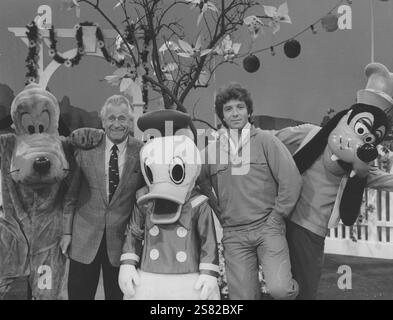 Show zum Geburtstag von Donald Duck, Deutschland 1984, hier mit Pluto, Heinz Sielmann, Donald, Moderator Michael Schanze und Goofy. Stockfoto