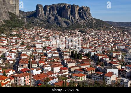Kalambaka Stadt im Schatten der Meteora Felsen in Trikala, Griechenland. Ist die „Basis“ für Reisende, die die Klöster von Meteora besuchen. Stockfoto